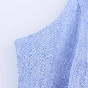 Détail de la robe sans manches bleu clair montrant la texture fine du tissu sergé
