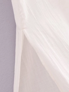 Robe longue blanche brodée avec glands et détail de fente latérale en coton et lin