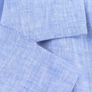 Gros plan détaillé sur la texture du tissu en lin bleu clair et la couture du col