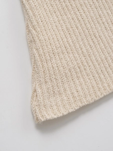 Détail de la texture en maille côtelée beige avec coutures verticales et bords lisses