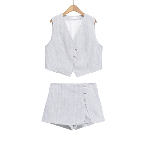 Détail du gilet à rayures bleues col en V et du jupe-short assorti à boutons décoratifs