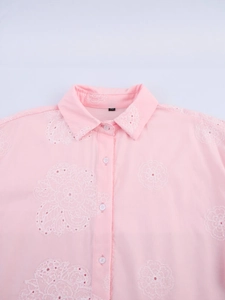 Chemise femme rose pâle à manches longues avec broderie dentelle florale et col à revers