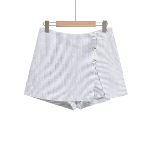 Détail d'une jupe-culotte à rayures bleues et blanches avec taille haute et boutons