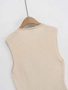Détail de la texture en maille côtelée verticale sur un gilet sans manches crème à col V