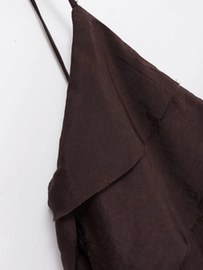 Dettaglio abito marrone scuro con spalline sottili e volant sovrapposti a taglio vivo