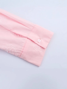 Chemisier rose à manches longues avec broderie florale blanche et poignet boutonné élégant