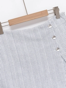 Détail d'un short rayé à taille haute avec trois boutons métalliques latéraux sur cintre