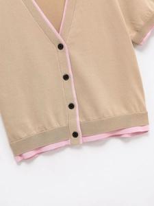 Gilet en tricot col V à manches courtes pour femmes avec bordure rose sur fond beige