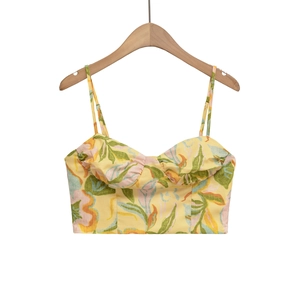 Détail du haut court jaune à fleurs avec bretelles et plissé au niveau du buste