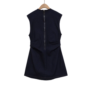 Detail achteraanzicht van mouwloze denim jurk met metalen ritssluiting en geplooide taille