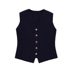 Détail du gilet en maille bleu foncé avec col en V et cinq boutons en métal doré