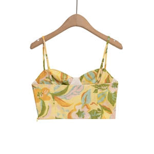 Détail du haut court jaune à fleurs avec bretelles réglables et fermeture éclair latérale