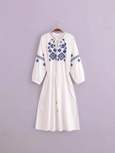 Robe Midi Femme en Viscose Brodée Bohème Ample Ethnique à Pompons Col Rond Manches Longues Robe Blanche pour Vacances