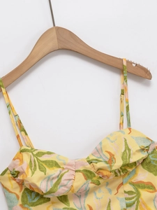Détail du haut à fleurs avec bretelles réglables et design de nœud plissé élégant