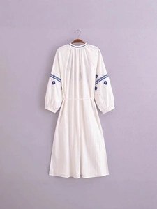 Robe longue blanche à manches longues brodée de motifs bleus et ceinture assortie