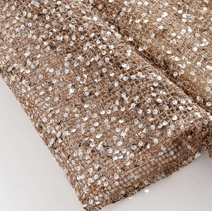 Détail de paillettes argentées sur tissu en maille champagne pour robes de soirée