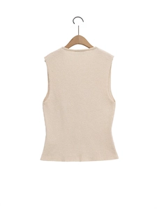 Débardeur femme minimaliste en maille côtelée beige, vue arrière sur un cintre en bois