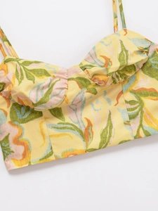 Détail du crop top floral avec décolleté en cœur et délicats plis froncés