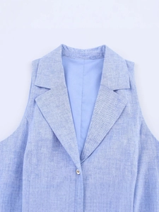 Élégante robe gilet sans manches bleu clair avec col à revers et texture en coton et lin