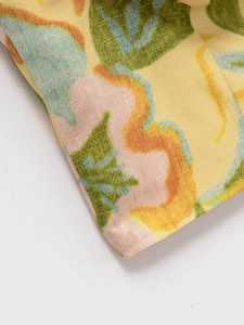 Détail macro du tissu floral d'été montrant la texture jaune et la qualité d'impression