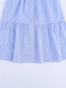 Robe longue sans manches bleu clair avec boutons en bois et ourlet à volants