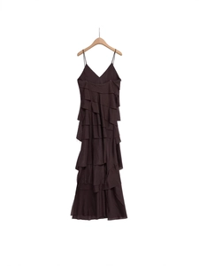 Elegante abito lungo marrone cioccolato con scollo a V e balze a strati e spalline