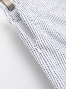 Détail du tissu à rayures bleues et blanches avec fermeture éclair invisible et texture