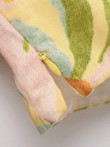 Détail d'une fermeture éclair jaune invisible sur tissu à fleurs et finitions nettes