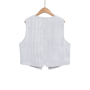 Détail de l'arrière d'un gilet à rayures bleues et blanches avec ourlet pointu