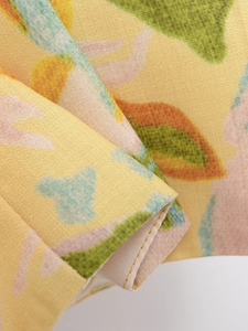 Détail du tissu à imprimé floral jaune avec texture tissée et finitions soignées