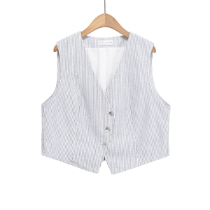 Détail du gilet à rayures bleues et blanches montrant le col en V et les boutons