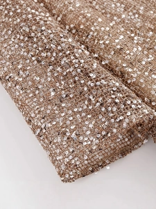 Robe longue d'hiver à paillettes argentées sur maille bronze avec manches longues et col en V