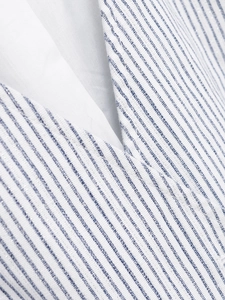 Gros plan sur un tissu à rayures blanches et bleues avec de légers fils métalliques argentés