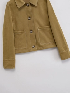 Veste en similicuir vert olive avec surpiqûres blanches et gros boutons en résine brune