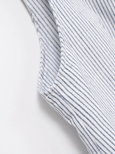Gros plan du tissu rayé avec fil métallique et couture précise pour le gilet d'été
