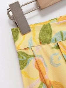 Détail du tissu à imprimé fleuri jaune avec coutures à taille haute sur cintre