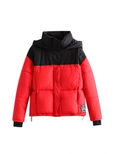 Doudoune courte à capuche pour femme avec design tendance bicolore rouge et noir