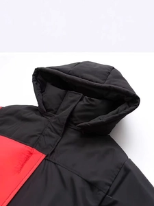 Doudoune à capuche femme bicolore noir et rouge avec col coupe-vent haut