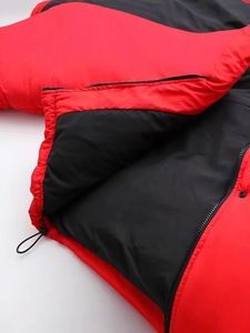 Veste matelassée bicolore rouge et noire pour femme avec fermeture éclair et cordon réglable
