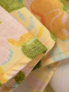 Gros plan sur tissu imprimé floral avec coutures de qualité et détails de texture tissée
