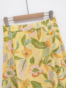 Vue détaillée du motif floral jaune et de la texture du tissu sur la jupe d'été