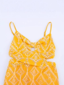 Abito estivo giallo con schiena scoperta, ricamo sangallo e cut-out vita