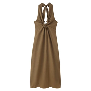 Détail du fermoir au cou et du plissage torsadé sur la robe midi marron dos nu