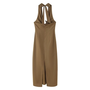 Détail d'une robe dos nu marron café avec grand nœud papillon et coupe ajustée