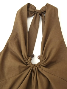 Robe dos nu marron avec perles en bois et texture plissée en mélange de lin