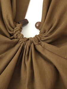 Robe dos nu marron foncé avec décolleté plissé et boucle décorative en résine