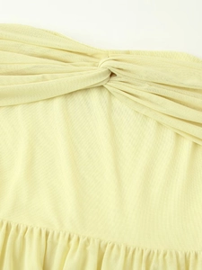 Hellgelbes trägerloses Kleid mit Knotendetail und gerüschter Textur aus Netzstoff