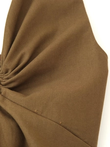 Vue macro détaillée de la texture du tissu marron avec un design plissé élégant