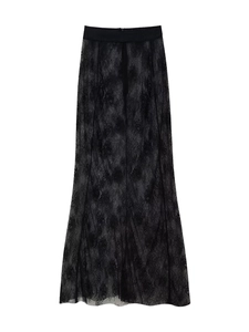 Gros plan sur l'élégante jupe longue en dentelle florale noire à taille haute chic