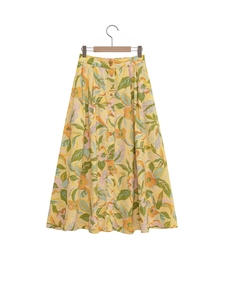 Jupe midi trapèze jaune à fleurs avec boutons pour une tenue d'été décontractée
